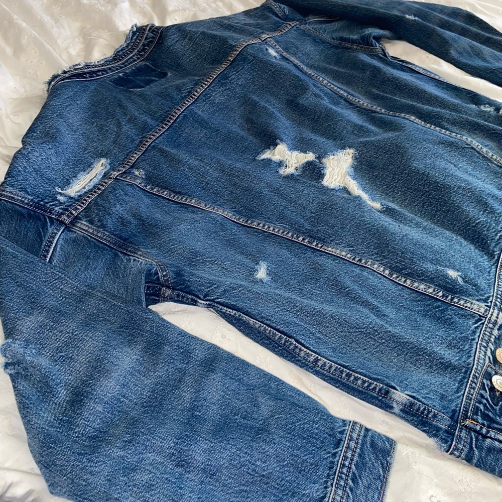 American Eagle Distressed Jean Jacket - Picture 4 of 4